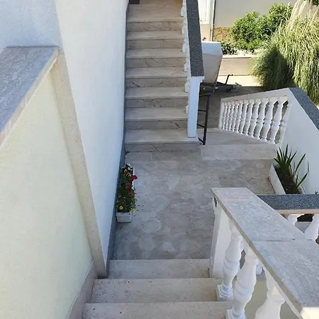 Comfort With Big Balcony - דירה זאדאר