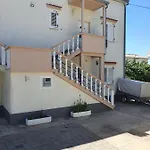 Comfort With Big Balcony - 아파트 자다르