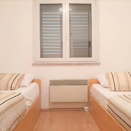 아파트 Comfort With Big Balcony - *